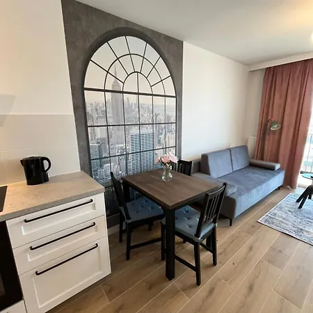Apartament Manhattan - 15 Minutes Drive From The Old Town